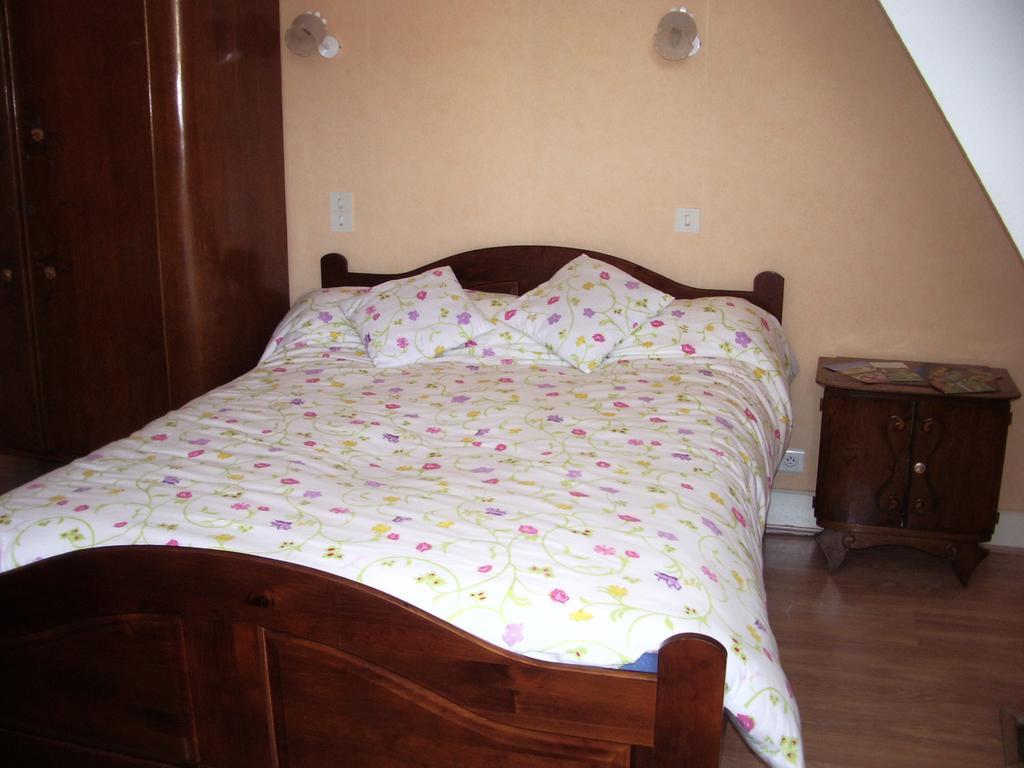 Les Glycines Bed & Breakfast Plaimpied-Givaudins Exterior foto