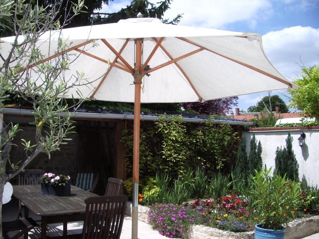 Les Glycines Bed & Breakfast Plaimpied-Givaudins Exterior foto